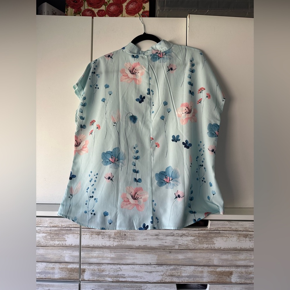 🌸 Emery Rose Floral Mock Neck Blouse 1XL Pastel Blue Pink Short Sleeve Top - Picture 5 of 10